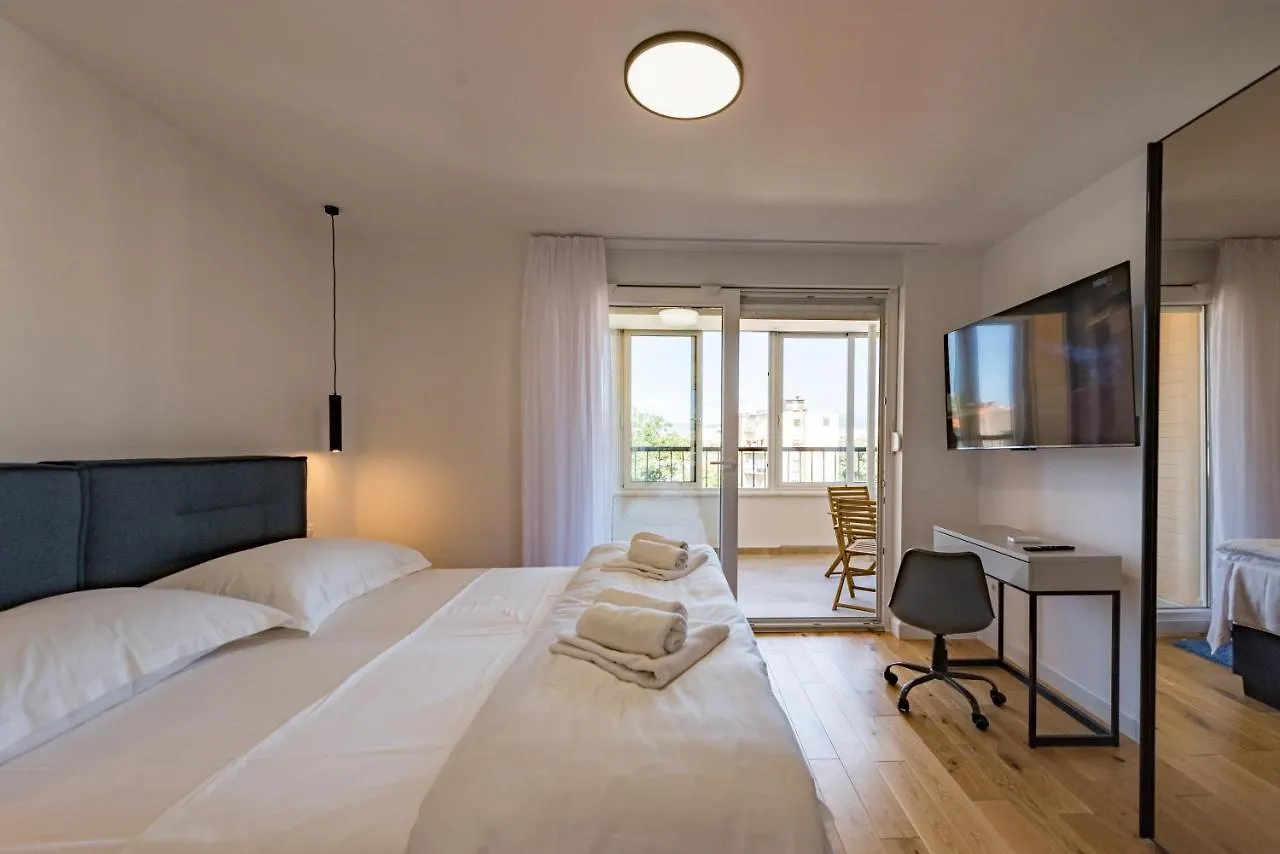 Penthouse With View In City Center Split 0*,